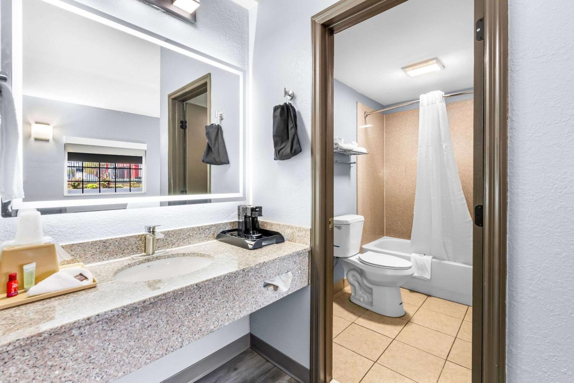 Quality Inn Lawrenceburg Buitenkant foto